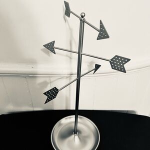 Like New Umbro Loft 3 Tier Silver Arrow Jewelry Tree